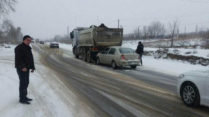 Accident pe traseul Chişinău-Ungheni. O mașină a ajuns direct într-un camion pentru că nu a reușit să frâneze la timp