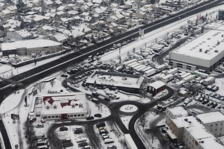 Franţa lovită de cea mai puternică ninsoare, din anul 1987. Parisul rămâne BLOCAT! Traficul aerian şi rutier, dat peste cap (FOTO)