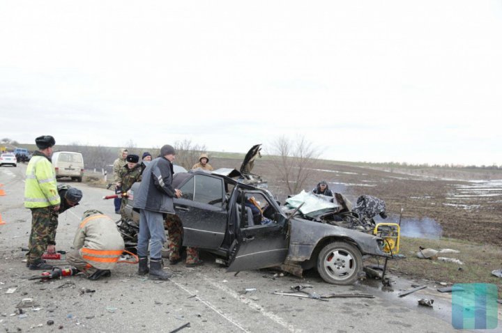 ACCIDENT TERIBIL în stânga Nistrului. Un automobil s-a ciocnit frontal cu un TIR. O persoană a murit (FOTO)