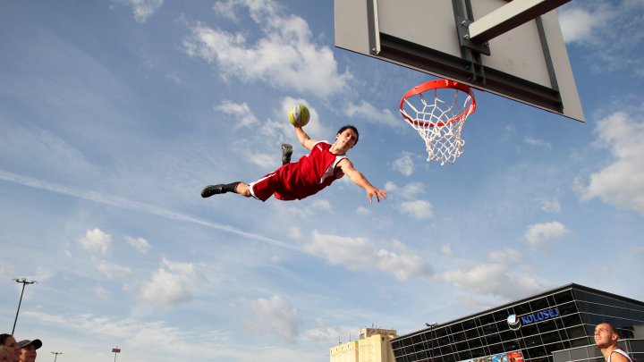 Membrii celebrei trupe "Dunking Devils" au surprins vizitatorii unui mall din Maribor