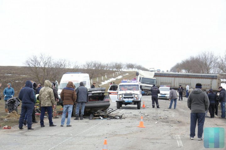 ACCIDENT TERIBIL în stânga Nistrului. Un automobil s-a ciocnit frontal cu un TIR. O persoană a murit (FOTO)