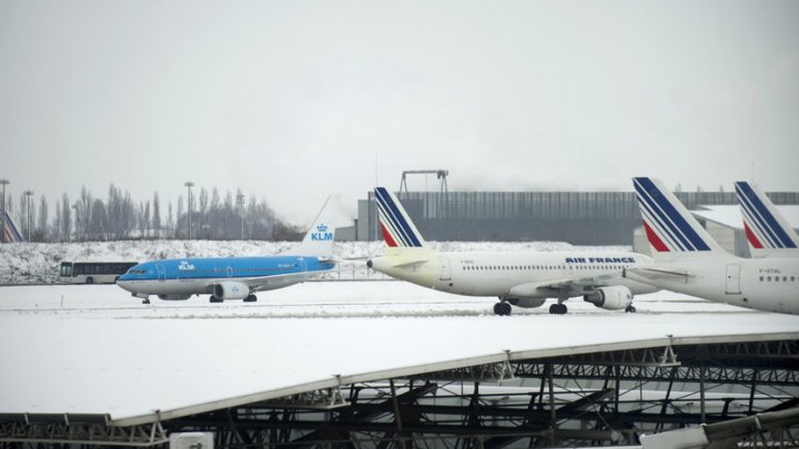 HAOS în Franţa! Traficul aerian, dat peste cap! Mai multe curse aeriene anulate din cauza ninsorilor abundente