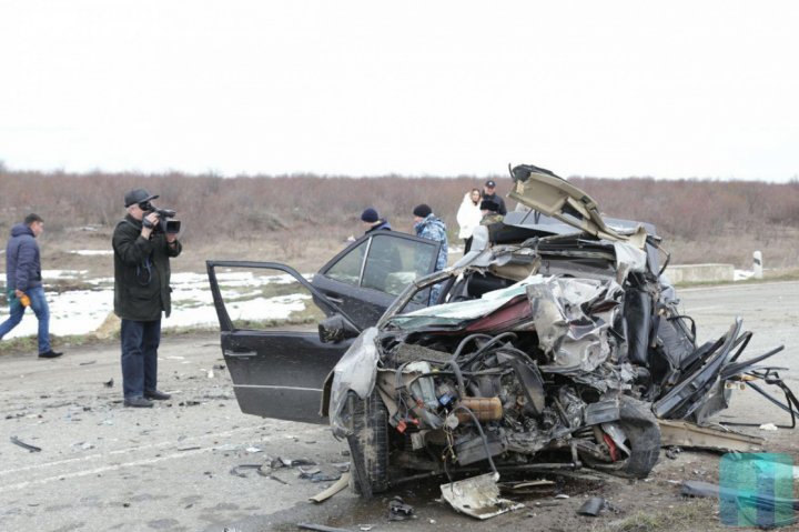 ACCIDENT TERIBIL în stânga Nistrului. Un automobil s-a ciocnit frontal cu un TIR. O persoană a murit (FOTO)