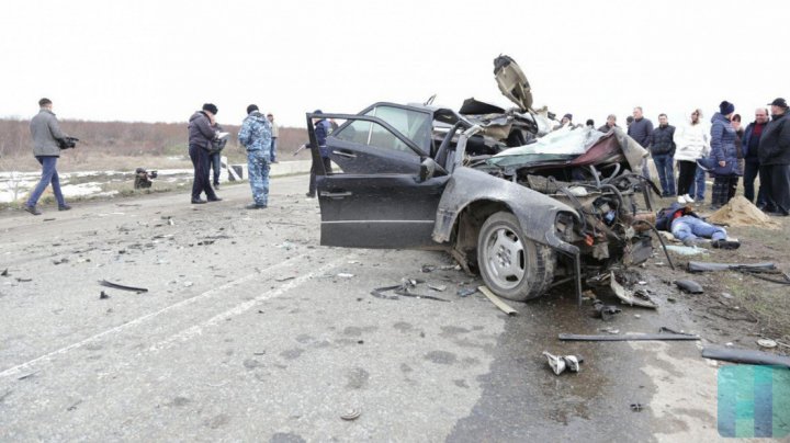 ACCIDENT TERIBIL în stânga Nistrului. Un automobil s-a ciocnit frontal cu un TIR. O persoană a murit (FOTO)