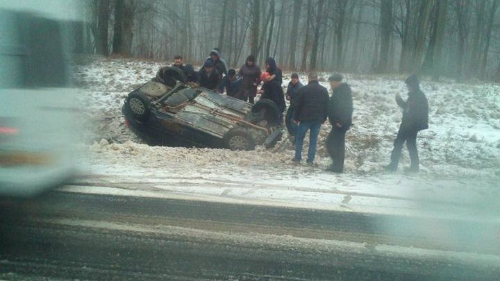 Adevărați eroi! Mai mulţi moldoveni au intervenit să ajute victimele unui accident, după ce o maşină s-a răsturnat pe şosea (FOTO)