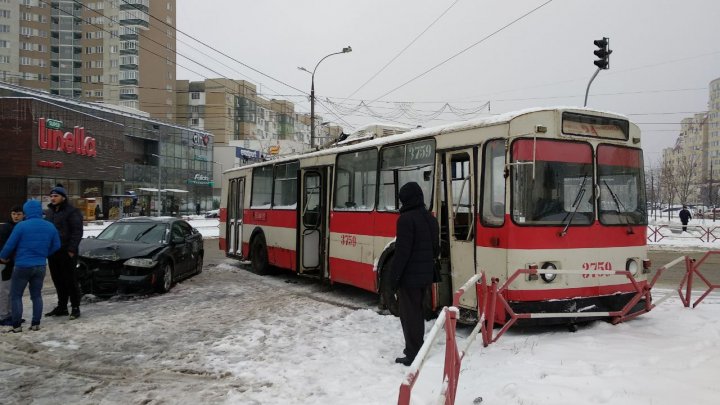 ACCIDENT în sectorul Ciocana al Capitalei. O maşină s-a ciocnit violent cu un troleibuz (VIDEO)