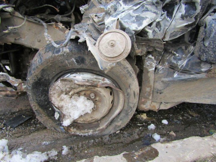 Un bărbat de 31 de ani a murit în urma unui accident rutier. Conducea pe contrasens, fără centură de siguranţă (FOTO 18+)