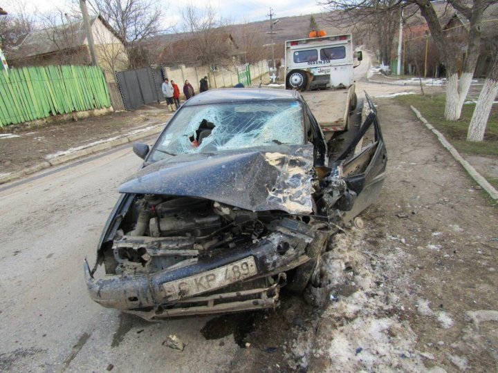 Un bărbat de 31 de ani a murit în urma unui accident rutier. Conducea pe contrasens, fără centură de siguranţă (FOTO 18+)