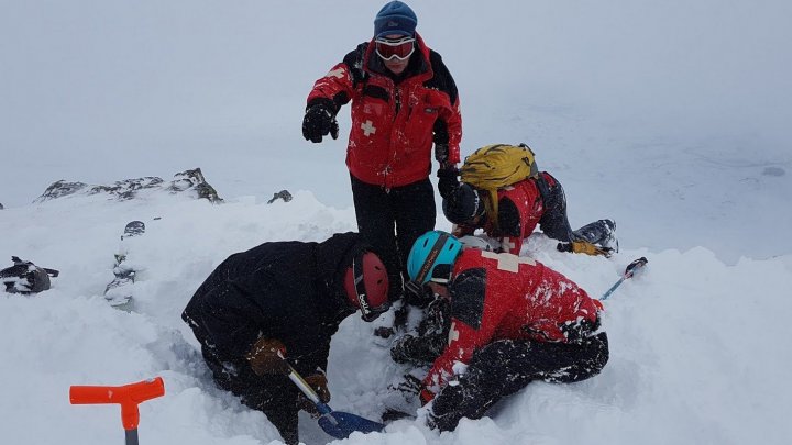 Tragedie în sudul Elveţiei. Trei schiori şi-au pierdut viaţa, fiind îngropaţi de avalanşe