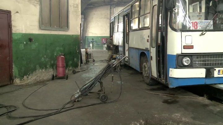 Autobuze ca în Flinstones în Chişinău. Maşina spre Ghidighici circula cu găuri în podea (GALERIE FOTO)