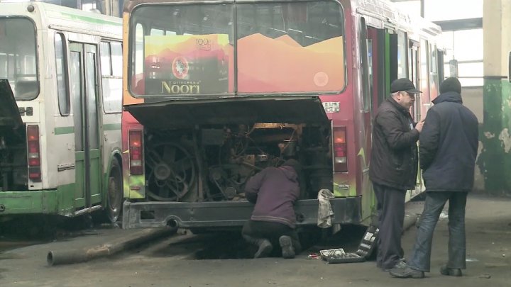 Autobuze ca în Flinstones în Chişinău. Maşina spre Ghidighici circula cu găuri în podea (GALERIE FOTO)