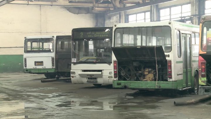 Autobuze ca în Flinstones în Chişinău. Maşina spre Ghidighici circula cu găuri în podea (GALERIE FOTO)