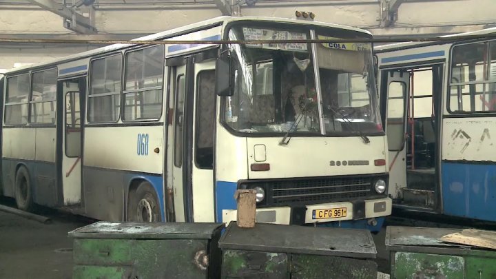 Autobuze ca în Flinstones în Chişinău. Maşina spre Ghidighici circula cu găuri în podea (GALERIE FOTO)