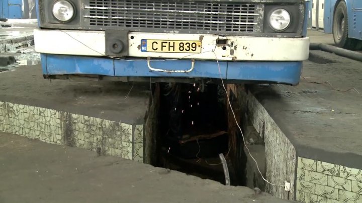 Autobuze ca în Flinstones în Chişinău. Maşina spre Ghidighici circula cu găuri în podea (GALERIE FOTO)