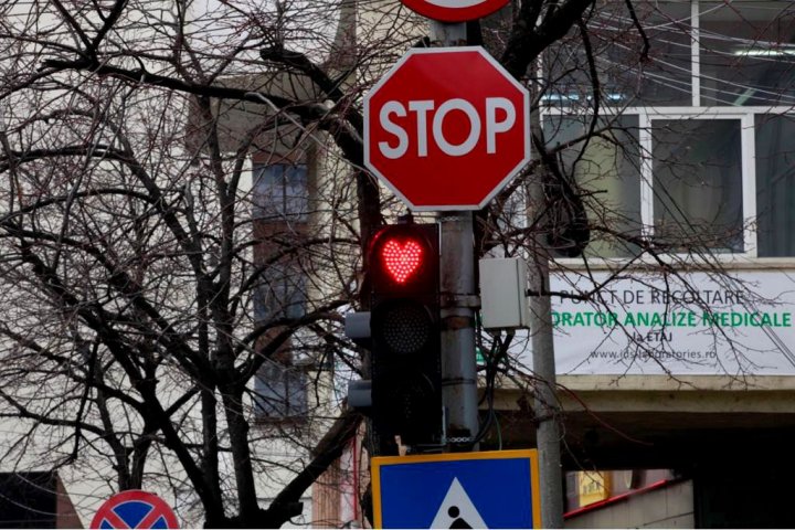 Culoarea roșie a semafoarelor în România, sub formă de inimioare pentru Valentine's Day (FOTO)