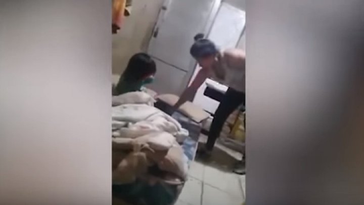 Imagini îngrozitoare. O mama își bate copilul de 3 ani pentru că i-a pierdut tableta (VIDEO)