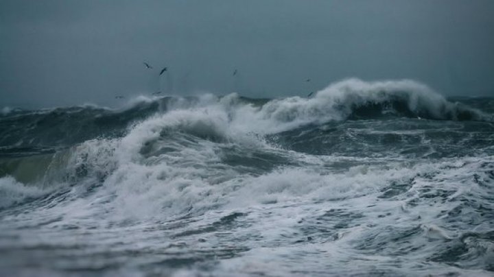 Furtună extremă în Marea Neagră. Valurile ajung până la 16 metri în larg. Toate porturile sunt ÎNCHISE 