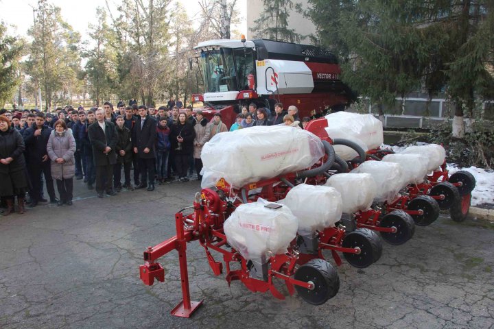 Utilaj tehnic performant pentru Colegiului Tehnic Agricol din Găgăuzia. Tinerii specialişti au primit cadoul din partea Guvernulu