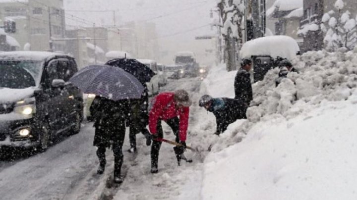 După patru decenii, Japonia sub ninsori! Sute de autovehicule blocate în zăpadă, cozi pe zeci de kilometri (VIDEO)