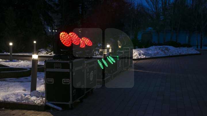 SPECTACOL DE LUMINI la Parlamentul Republicii Moldova. Clădirea a fost iluminată în culorile drapelului lituanian (FOTOREPORT)