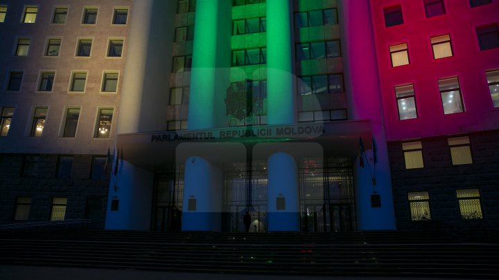 SPECTACOL DE LUMINI la Parlamentul Republicii Moldova. Clădirea a fost iluminată în culorile drapelului lituanian (FOTOREPORT)