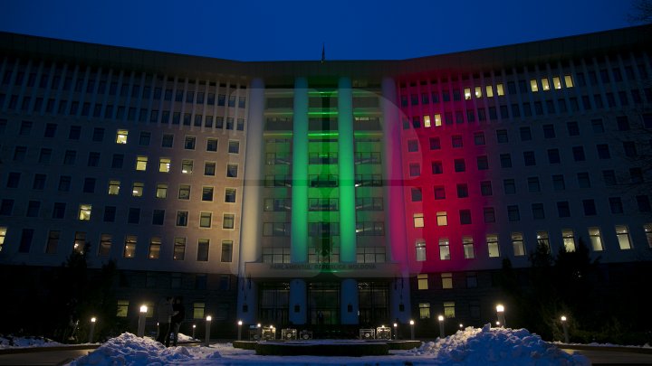 SPECTACOL DE LUMINI la Parlamentul Republicii Moldova. Clădirea a fost iluminată în culorile drapelului lituanian (FOTOREPORT)