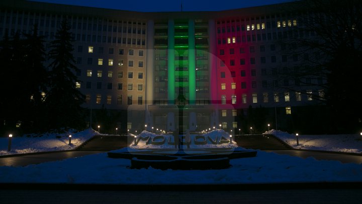 SPECTACOL DE LUMINI la Parlamentul Republicii Moldova. Clădirea a fost iluminată în culorile drapelului lituanian (FOTOREPORT)