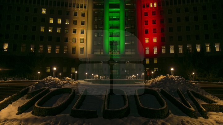 SPECTACOL DE LUMINI la Parlamentul Republicii Moldova. Clădirea a fost iluminată în culorile drapelului lituanian (FOTOREPORT)