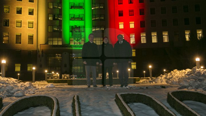 SPECTACOL DE LUMINI la Parlamentul Republicii Moldova. Clădirea a fost iluminată în culorile drapelului lituanian (FOTOREPORT)