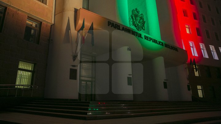 SPECTACOL DE LUMINI la Parlamentul Republicii Moldova. Clădirea a fost iluminată în culorile drapelului lituanian (FOTOREPORT)