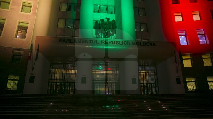 SPECTACOL DE LUMINI la Parlamentul Republicii Moldova. Clădirea a fost iluminată în culorile drapelului lituanian (FOTOREPORT)