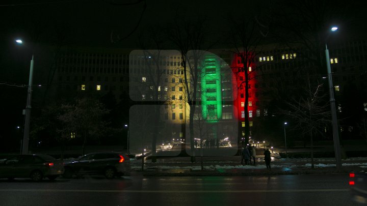 SPECTACOL DE LUMINI la Parlamentul Republicii Moldova. Clădirea a fost iluminată în culorile drapelului lituanian (FOTOREPORT)