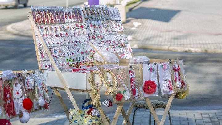 Atmosfera de primăvară! Pe străzile Capitalei au apărut primii comercianţi de mărţişoare (FOTOREPORT)