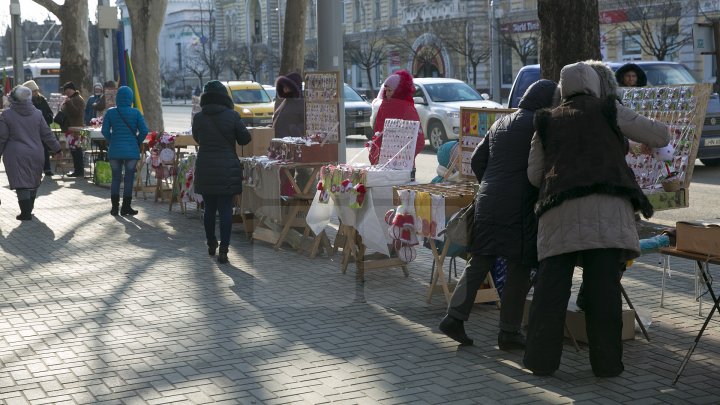 Atmosfera de primăvară! Pe străzile Capitalei au apărut primii comercianţi de mărţişoare (FOTOREPORT)