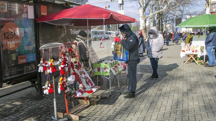 Atmosfera de primăvară! Pe străzile Capitalei au apărut primii comercianţi de mărţişoare (FOTOREPORT)