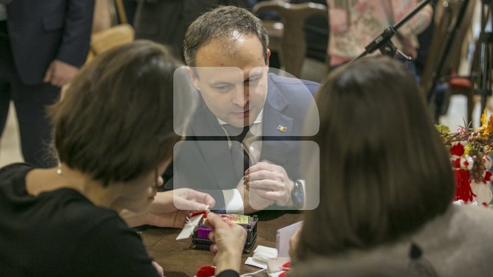 Parlamentul, împânzit de vestitori ai primăverii. În premieră, deputaţii, alături de copii, au confecționat mărțișoare (FOTO)