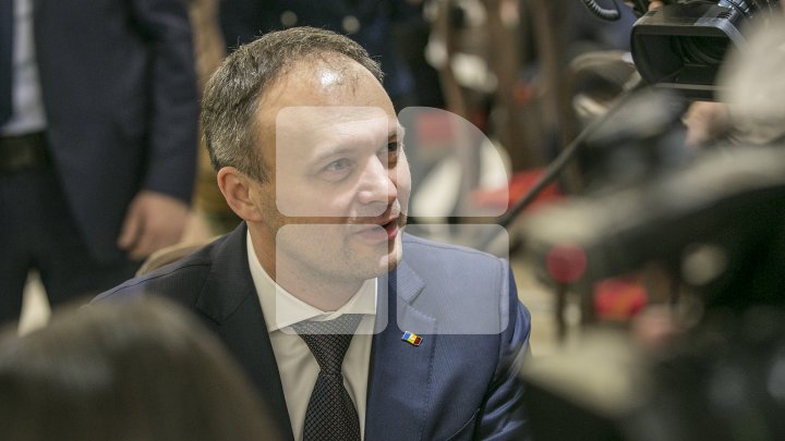 Parlamentul, împânzit de vestitori ai primăverii. În premieră, deputaţii, alături de copii, au confecționat mărțișoare (FOTO)