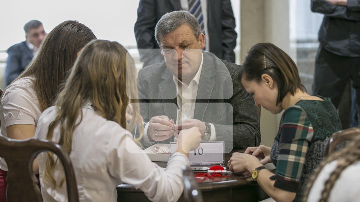 Parlamentul, împânzit de vestitori ai primăverii. În premieră, deputaţii, alături de copii, au confecționat mărțișoare (FOTO)