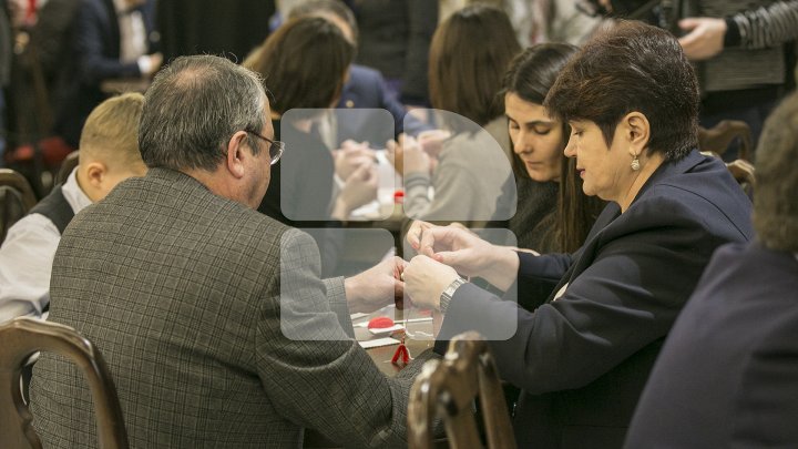 Parlamentul, împânzit de vestitori ai primăverii. În premieră, deputaţii, alături de copii, au confecționat mărțișoare (FOTO)