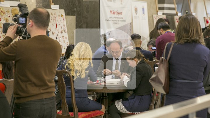 Parlamentul, împânzit de vestitori ai primăverii. În premieră, deputaţii, alături de copii, au confecționat mărțișoare (FOTO)