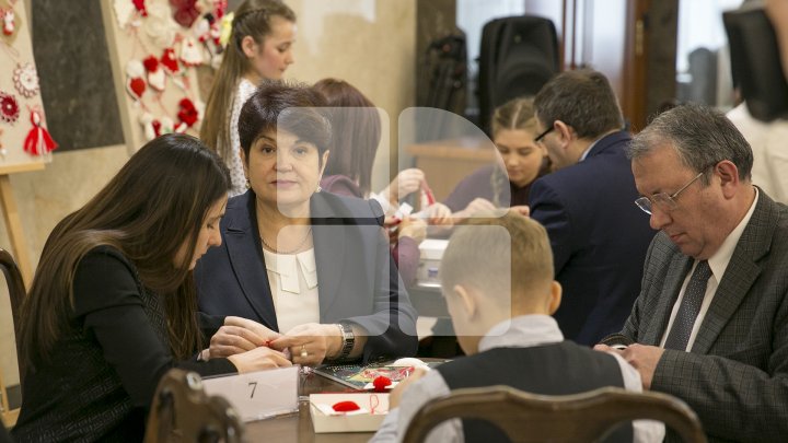 Parlamentul, împânzit de vestitori ai primăverii. În premieră, deputaţii, alături de copii, au confecționat mărțișoare (FOTO)