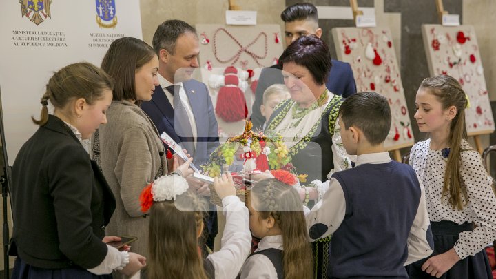 Parlamentul, împânzit de vestitori ai primăverii. În premieră, deputaţii, alături de copii, au confecționat mărțișoare (FOTO)