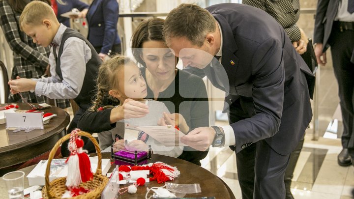 Parlamentul, împânzit de vestitori ai primăverii. În premieră, deputaţii, alături de copii, au confecționat mărțișoare (FOTO)