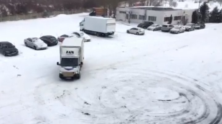 CEL MAI TARE DIN PARCARE! Un șofer de la Fan Courier, surprins în timp ce făcea drifturi pe zăpadă, cu mașina firmei (VIDEO)