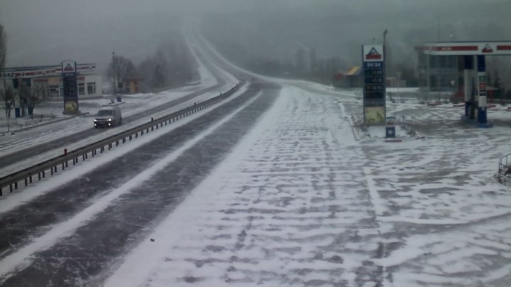 NINSORILE PUTERNICE, GERUL şi VISCOLUL pun stăpânire pe Moldova. Care este situaţia pe drumurile din ţară (FOTO)