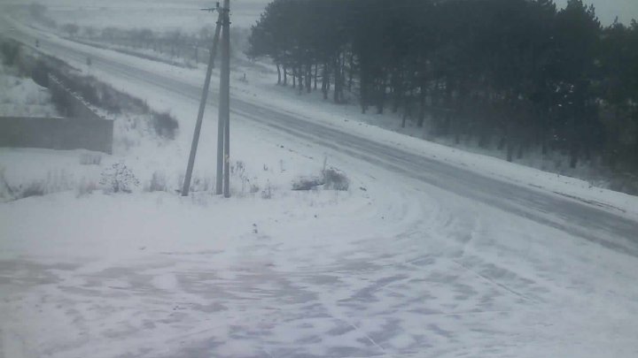 NINSORILE PUTERNICE, GERUL şi VISCOLUL pun stăpânire pe Moldova. Care este situaţia pe drumurile din ţară (FOTO)