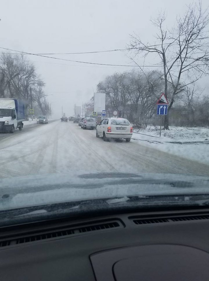 NINSORILE PUTERNICE, GERUL şi VISCOLUL pun stăpânire pe Moldova. Care este situaţia pe drumurile din ţară (FOTO)