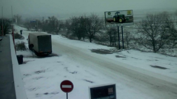 NINSORILE PUTERNICE, GERUL şi VISCOLUL pun stăpânire pe Moldova. Care este situaţia pe drumurile din ţară (FOTO)