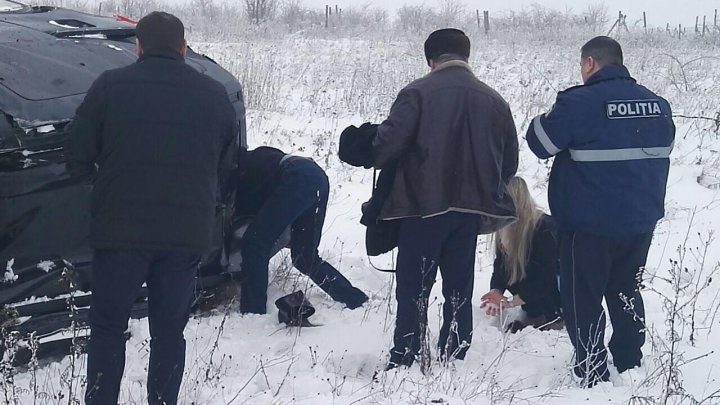 ACCIDENT GRAV pe şoseaua Chișinău-Bălți. Gheorghe Cavcaliuc şi Marin Maxian au intervenit să ajute victimele (FOTO)