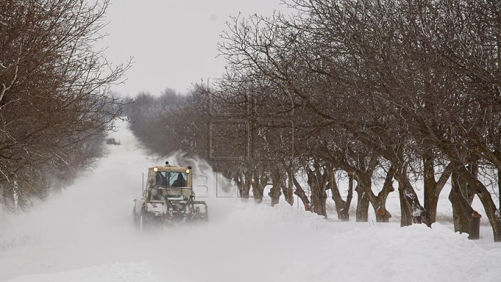 NINSORILE PUTERNICE, GERUL şi VISCOLUL pun stăpânire pe Moldova. Care este situaţia pe drumurile din ţară (FOTO)